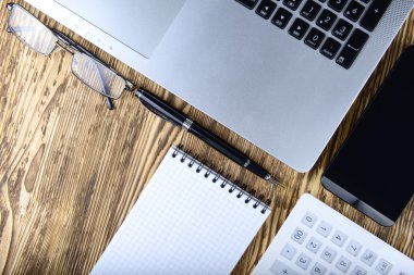 dizüstü bilgisayar, akıllı telefon, defter, kalem bir ahşap üzerine iş kavramı