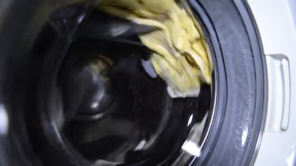 Tambor de fiação da máquina de lavar roupa com roupa — Vídeo de Stock