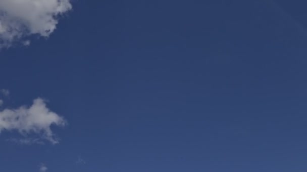 Фотография летящих белых облаков с временным интервалом — стоковое видео