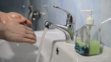 sıvı sabun ile akan suyun altında yıkama eller