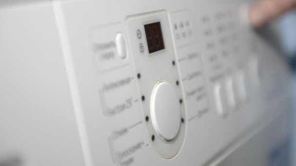 Kör tvättmaskinen, trycka på knappar på panelen — Stockvideo