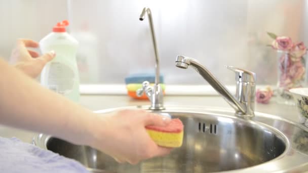 在接收器使用洗涤剂洗盘子 — 图库视频影像