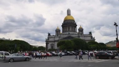  hızlandırılmış fotoğrafçılık St. Petersburg Isaac Katedrali ve Nicholas 1, çok sayıda turist St Petersburg anıt