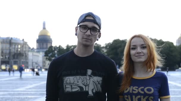 Snygg kille och tjej på bakgrunden av staden St. Petersburg — Stockvideo