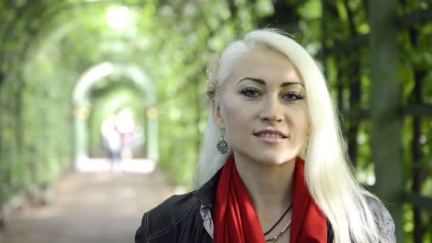 Bir parkta güzel sarışın kadın — Stok video