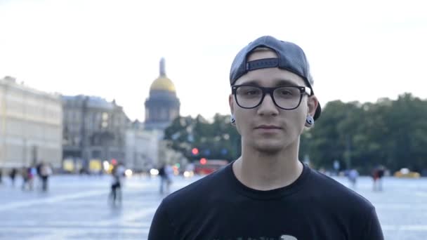 Mladý muž na pozadí města Saint-Petersburg — Stock video