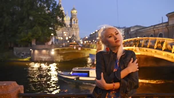 Όμορφη ξανθιά κοπέλα για: Αγία Πετρούπολη — Αρχείο Βίντεο