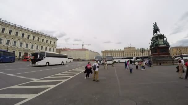 Fotografii poklatkowej St. Petersburg Isaac Cathedral i pomnik Nicholas 1, dużą liczbę turystów w Sankt Petersburgu — Wideo stockowe