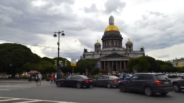Fotografii poklatkowej St. Petersburg Isaac Cathedral i pomnik Nicholas 1, dużą liczbę turystów w Sankt Petersburgu — Wideo stockowe