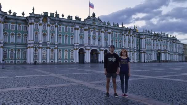 延时摄影的一对年轻夫妇站在圣彼得堡的冬宫广场 — 图库视频影像