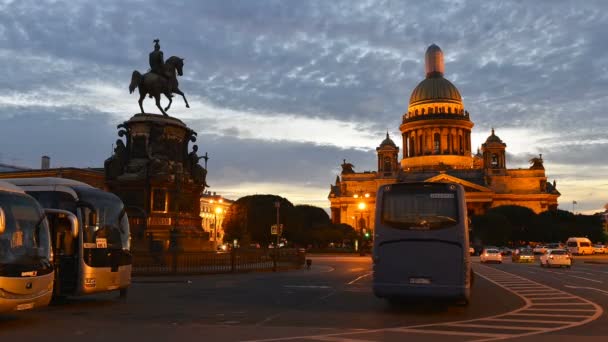 St. Petersburg time-lapse fotografi, bussar fulla av turister kommer till monumentet till Nicholas 1st och Isakskatedralen katedral — Stockvideo