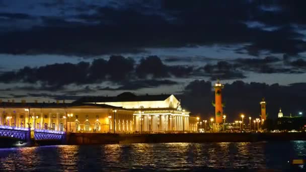 Уповільнена зйомка Санкт-Петербурга, стрілка стрілка Василівського острова — стокове відео