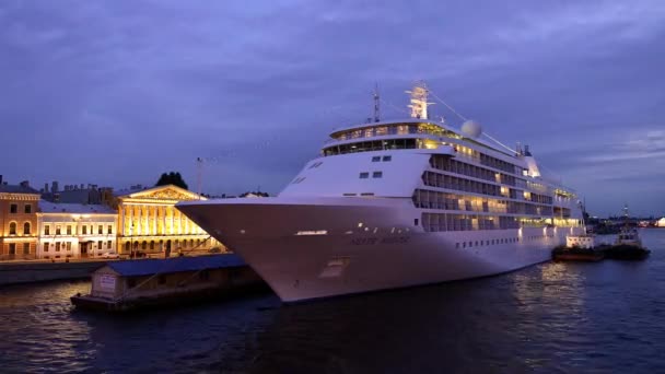 Velké výletní lodi "Silver whisper" je ukotven v Petrohradě, časosběrné fotografie Petrohrad — Stock video