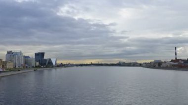 St. Petersburg hızlandırılmış fotoğrafçılık Neva ve şehir Bolsheokhtinsky Köprüsü'nden