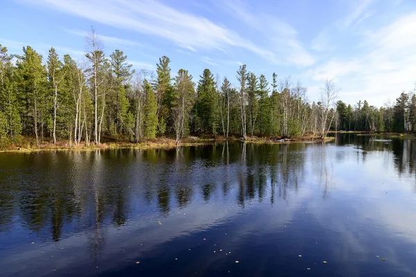 Scenic autumn landscape of river and trees in northern Russia — Stock Photo, Image