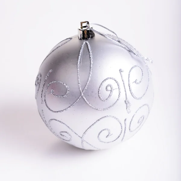 Belle boule d'argent de Noël sur fond blanc — Photo