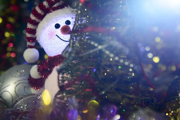 Märchenhafte Weihnachtskomposition mit Schneemann und Weihnachtsdekor — Stockfoto