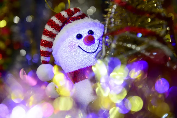 Märchenhafte Weihnachtskomposition mit Schneemann und Weihnachtsdekor — Stockfoto