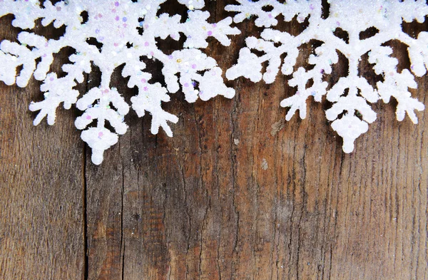 Copos de nieve sobre un fondo de madera — Foto de Stock