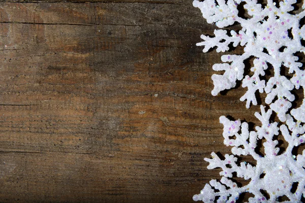 Flocos de neve em um fundo de madeira — Fotografia de Stock