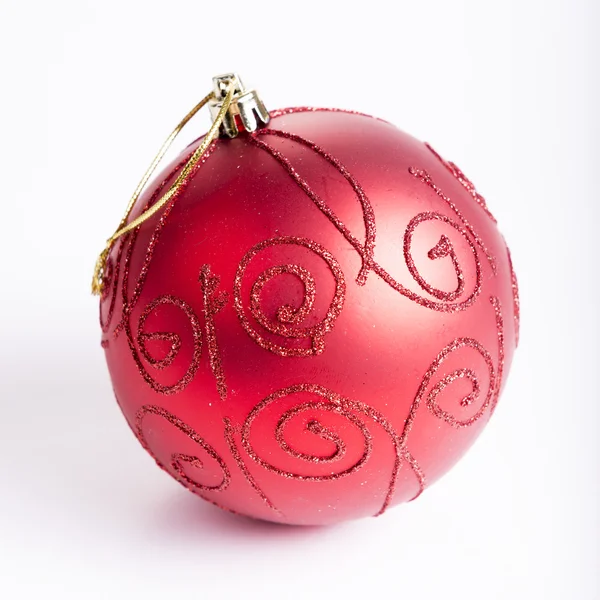 Belle boule rouge de Noël sur fond blanc — Photo