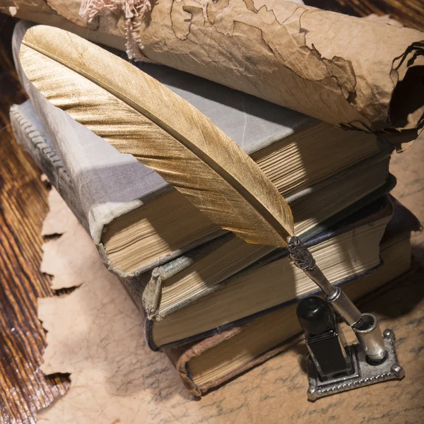 Caneta dourada vintage e manuscritos antigos — Fotografia de Stock