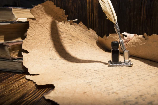 Vintage altın kalem ve eski el yazmaları