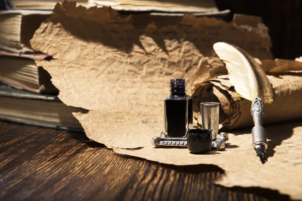 Vintage altın kalem ve eski el yazmaları