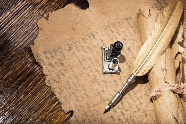 Vintage altın kalem ve eski el yazmaları — Stok fotoğraf