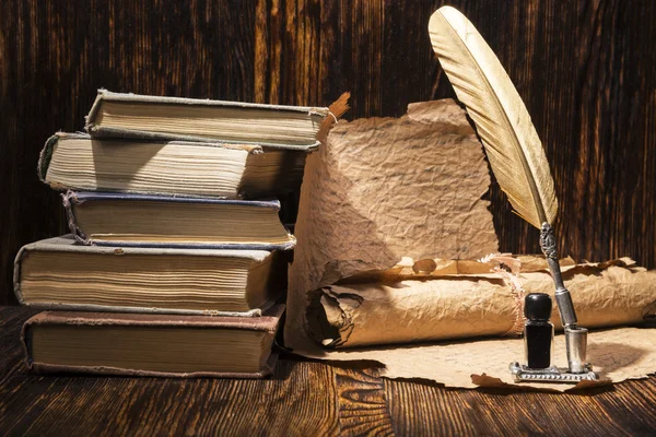 Vintage altın kalem ve eski el yazmaları