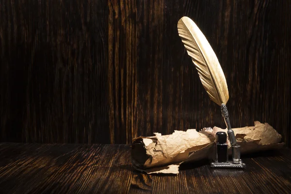 Vintage altın kalem ve eski el yazmaları