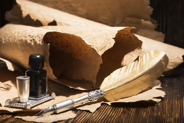 ビンテージ黄金のペンと古文書 — ストック写真