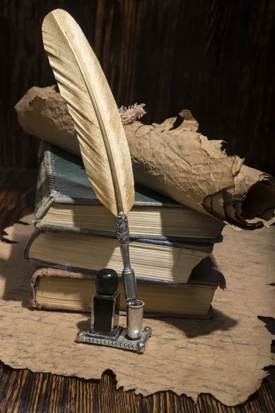 Vintage golden pen and ancient manuscripts — Stock Photo, Image