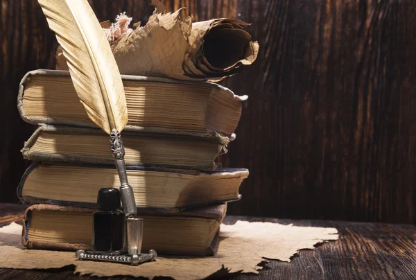 Vintage altın kalem ve eski el yazmaları