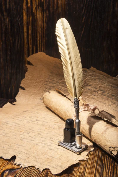 Vintage altın kalem ve eski el yazmaları