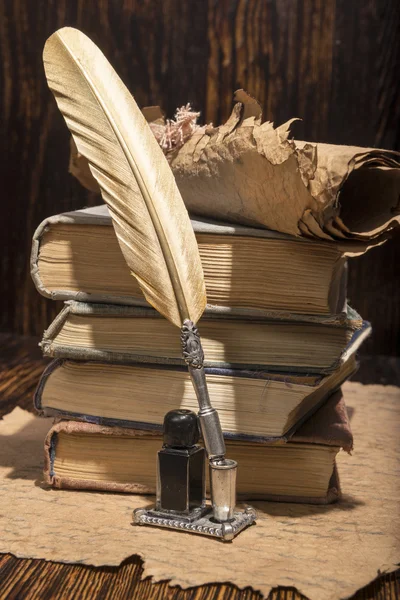 Винтажная золотая ручка и древние рукописи — стоковое фото