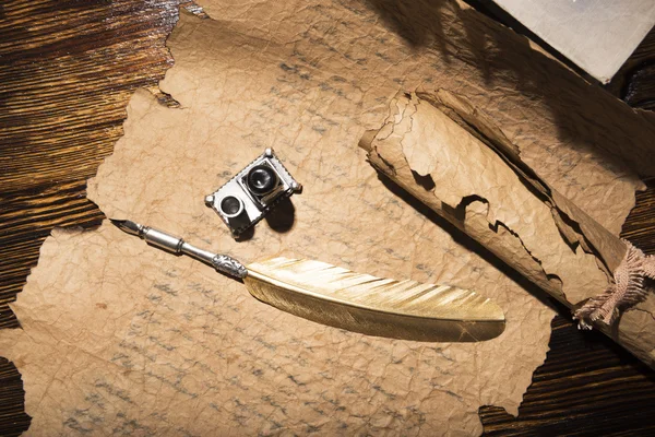 Vintage golden pen and ancient manuscripts — Stock Photo, Image