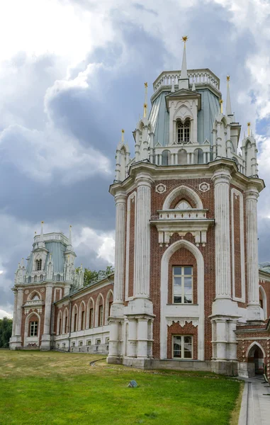 Palácio antigo no parque de Tsaritsyno — Fotografia de Stock