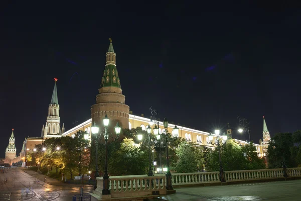 Verlichte Kremlin torens nachts — Stockfoto