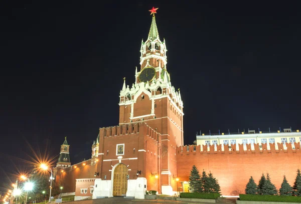 La Torre Spassky del Cremlino illuminata di notte — Foto Stock