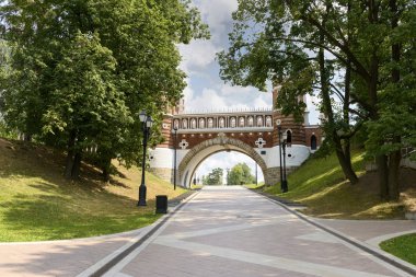 Vintage eski köprünün parkta Tsaritsyno