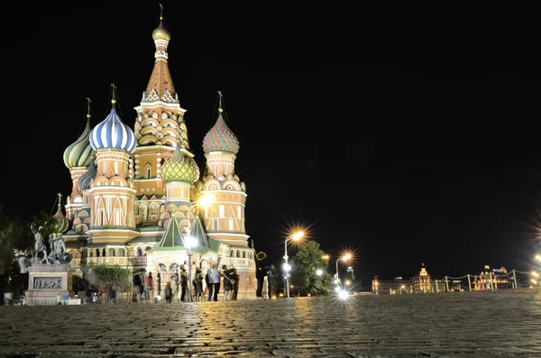 Туристы на Красной площади ночью — стоковое фото