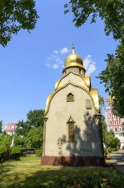 Vista de la pequeña iglesia en el territorio de la Novodevichy Con — Foto de Stock