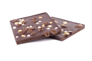 birkaç adet Çikolata kahve üzerine beyaz bir arka plan ile