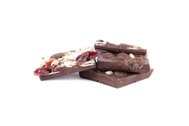 beyaz zemin üzerine çikolata parçaları