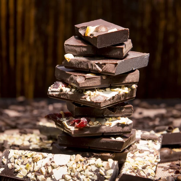 Pila de chocolate sobre un fondo de madera —  Fotos de Stock