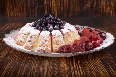 ahşap arka plan üzerinde meyve ile Cheesecake