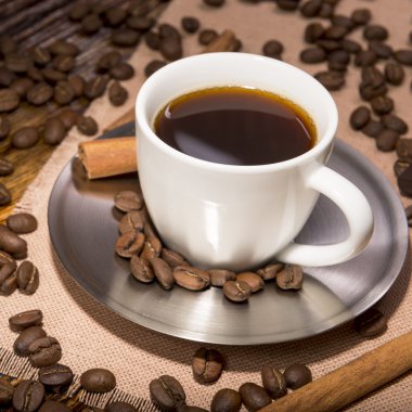 Ahşap arka planda bir fincan kahve.