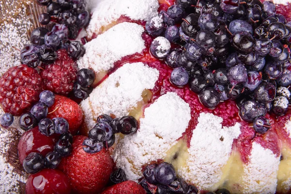 Tarta de queso con frutas sobre fondo de madera — Foto de Stock