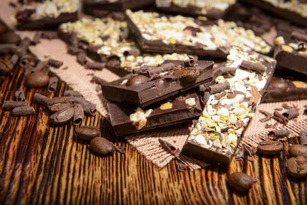 Chocolate sobre fondo de madera —  Fotos de Stock